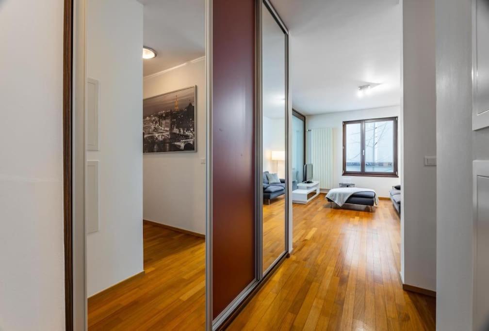 Apartament Modern Spacious Flat With A Terrace And A Parking