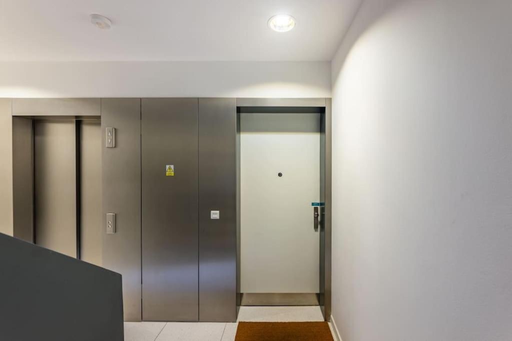 Modern Spacious Flat With A Terrace And A Parking * Praga