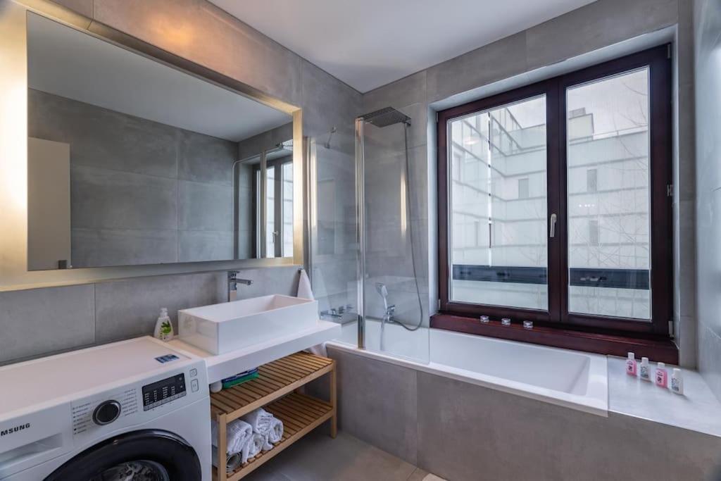Modern Spacious Flat With A Terrace And A Parking Apartament Praga