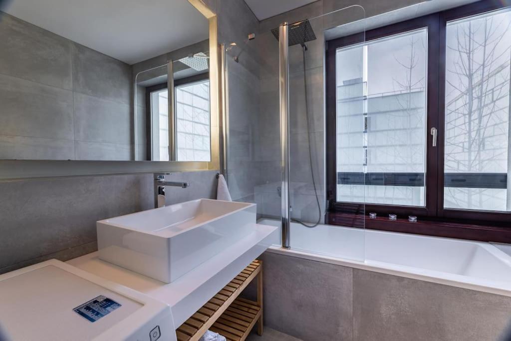 Modern Spacious Flat With A Terrace And A Parking * Praga
